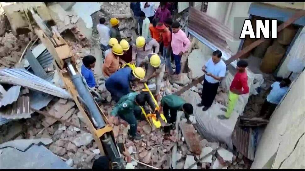 Building collapses in Gurugram&#039;s Udyog Vihar Phase I; 2-3 labourers fear trapped, rescue operation on