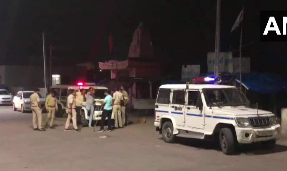 Gujarat witnesses communal clash in Vadodara&#039;s vegetable market; Garba venue attacked in Kheda