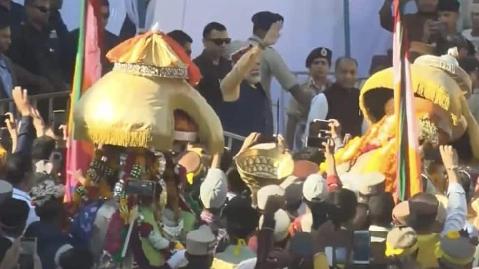 PM Narendra Modi attends Kullu Dussehra Festival, seeks blessings of &#039;Bhagwan Raghunath&#039; - Watch
