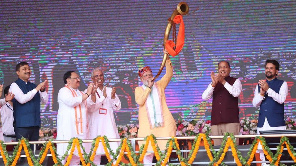PM Narendra Modi sounds poll bugle in Himachal, attends Kullu Dussehra  Festival | India News | Zee News