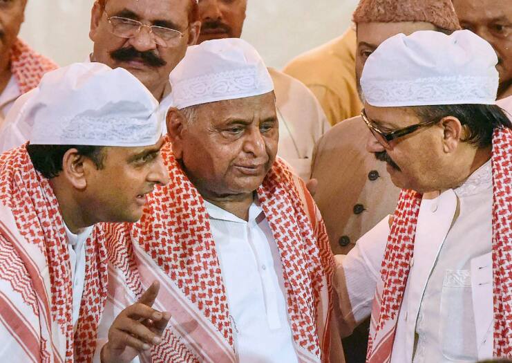 Mulayam Singh Yadav at Roza Iftaar party in Lucknow