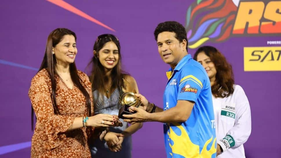 Sachin Tendulkar receiving an award