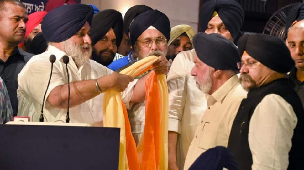 Akali politics takes a U-turn, two arch rivals merge in name of &#039;uniting Sikh Community&#039;