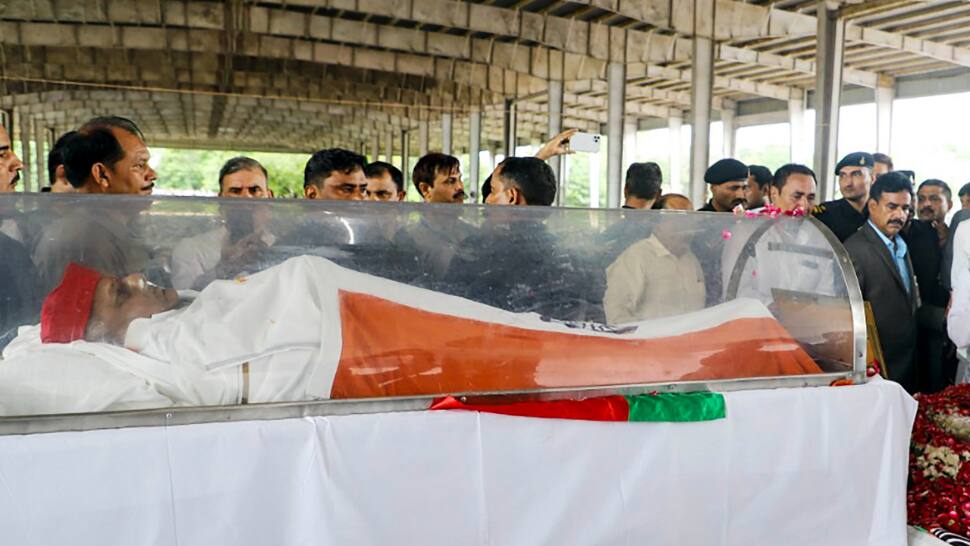 Mulayam Singh Yadav Samajwadi Party Founder Cremated With State Honours In Up S Saifai India