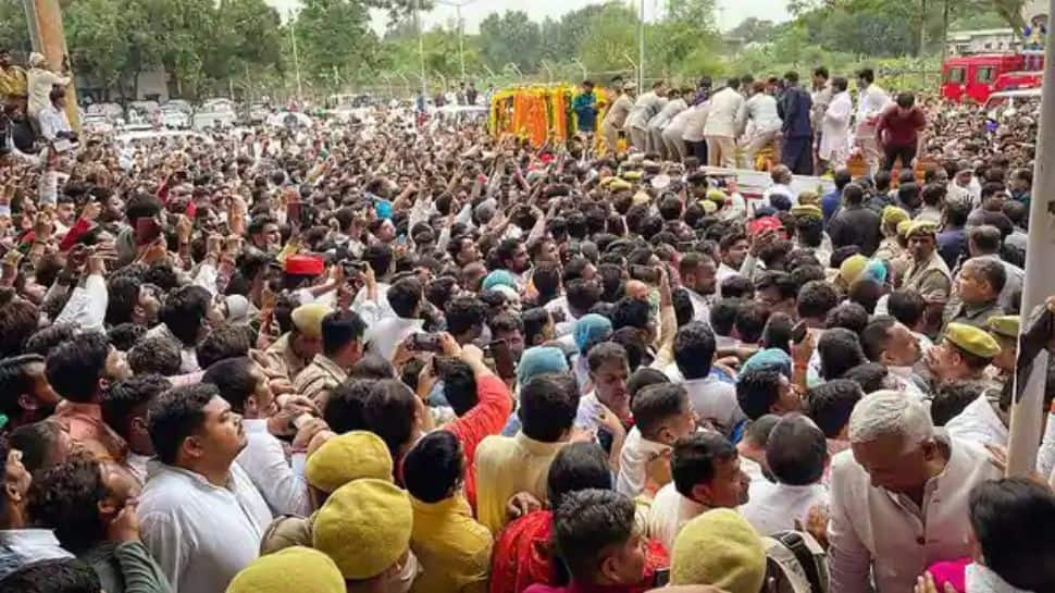 Rajnath Singh, Tejashwi Yadav, other top leaders attend last rites of Samajwadi party supremo Mulayam Singh Yadav