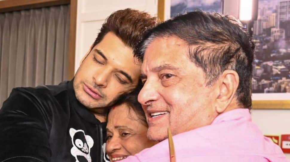 Karan posed with his parents