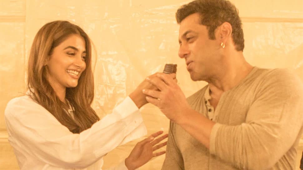 Salman Khan celebrates Pooja Hegde&#039;s birthday on Kisi Ka Bhai Kisi Ki Jaan sets, Venkatesh and Jagapathi Babu join the fun - Watch