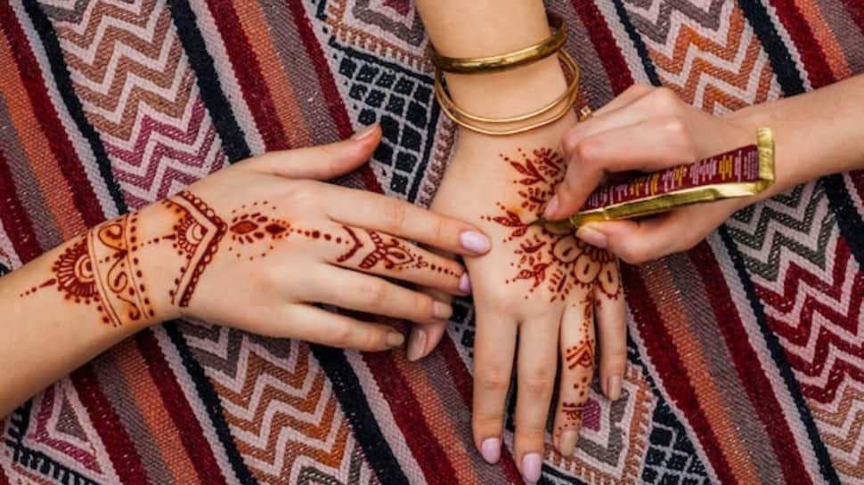 Bizarre! Girl Applies Mehendi on Lips as 'Henna Lip Stain', Twitter Asks  'What's Wrong With White People?' | India.com