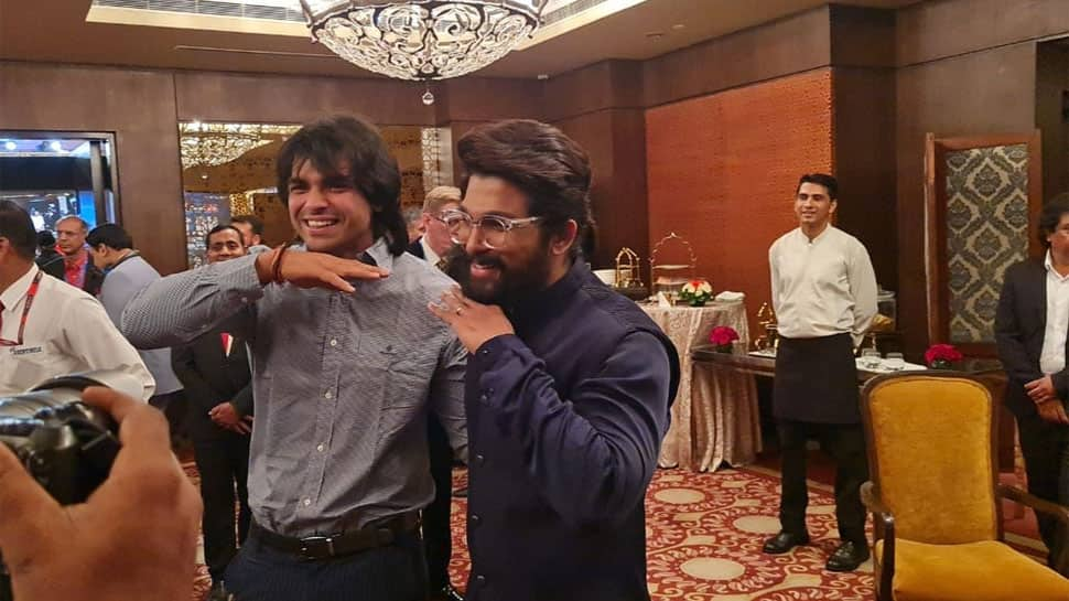 Olympic gold medalist Neeraj Chopra does &#039;Pushpa&#039; gesture with &#039;Indian of the Year&#039; Allu Arjun, video goes viral - Watch