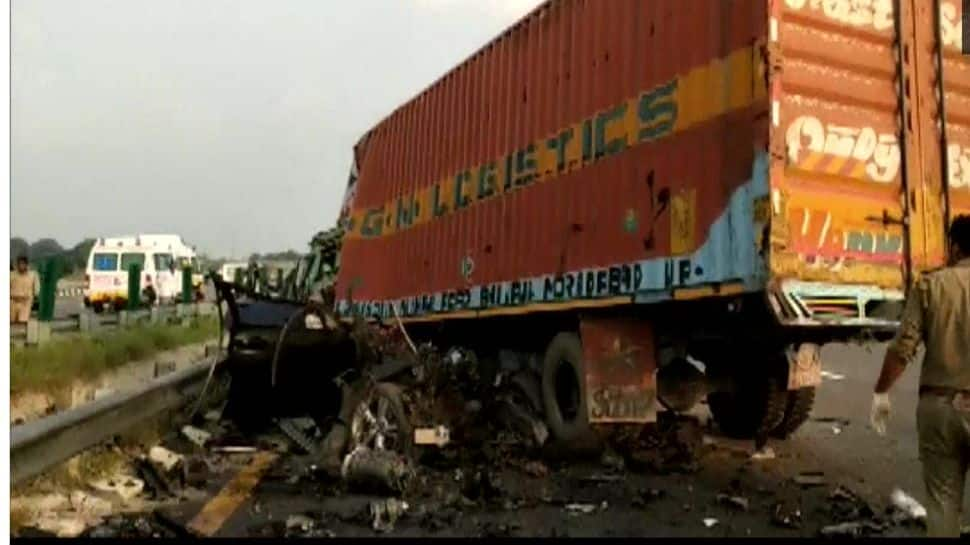 4 killed as container truck, BMW collide on Purvanchal Expressway in UP&#039;s Sultanpur