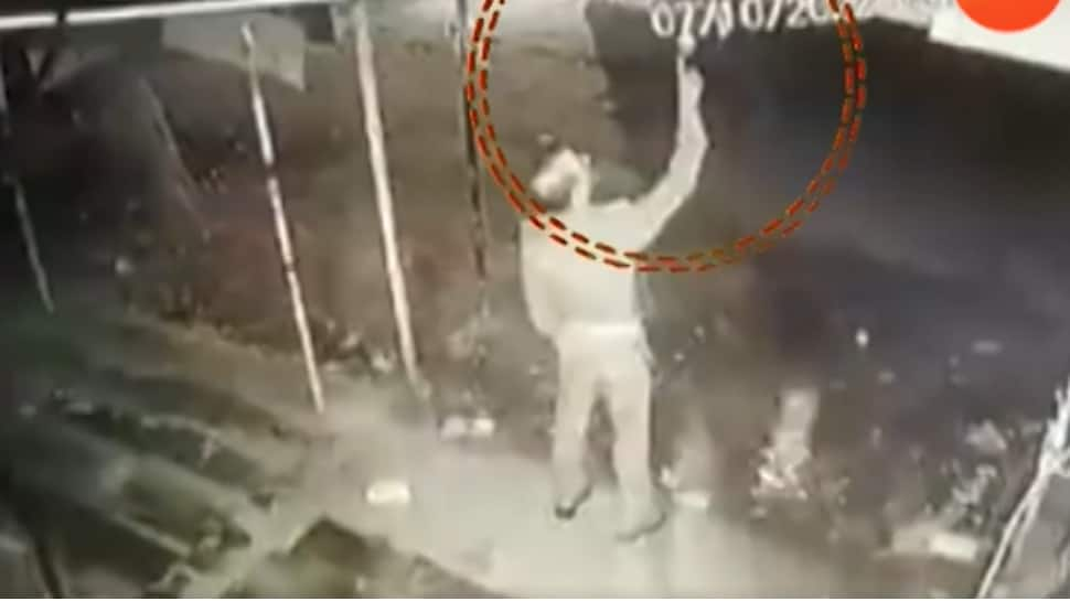 Viral Video: UP inspector caught stealing light bulb outside paan shop in Prayagraj - WATCH