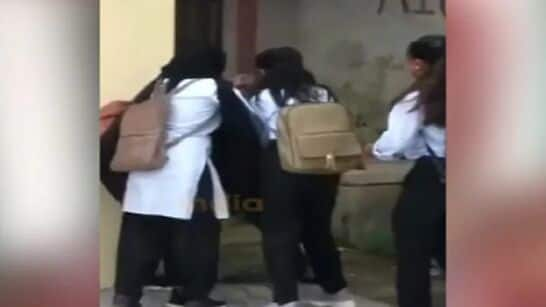 Viral Video: School girls indulge in street fight over Boy in Jharkhand’s Hazaribag, Netizens react- WATCH