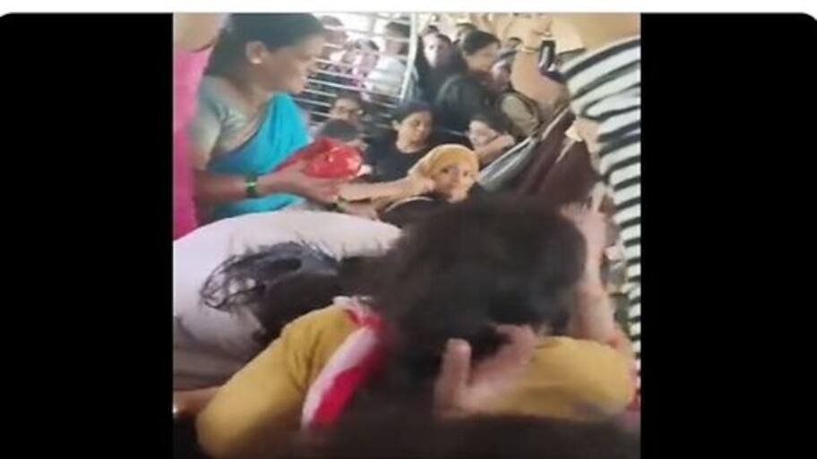 Mumbai local train fight: 3 Women engage in brutal fight pull hair ...