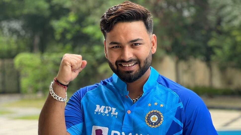 India vs Pakistan T20 World Cup 2022: Rishabh Pant and Dinesh Karthik can both play in THESE positions, says Sunil Gavaskar