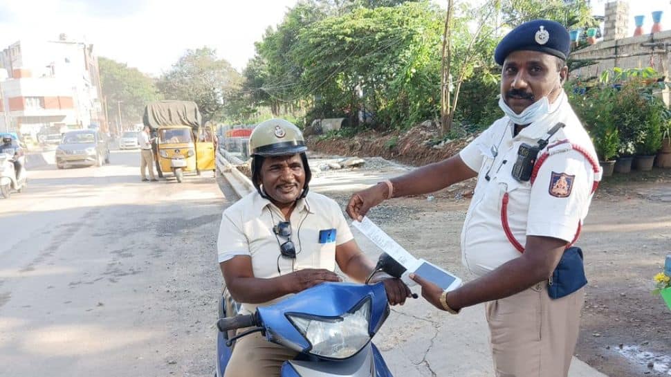 Bengaluru traffic cop fines another policeman for wearing wrong helmet, netizens say &#039;PR stunt&#039;