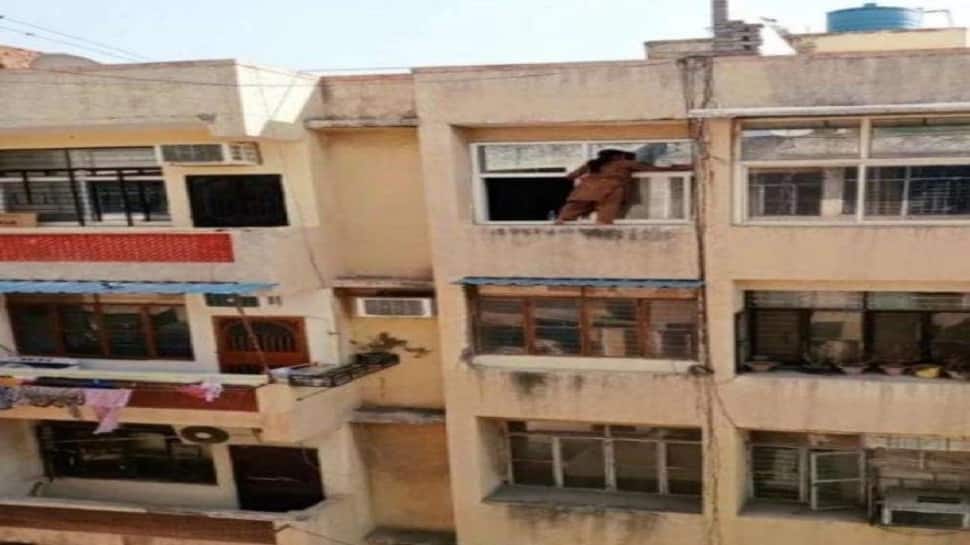 &#039;Inke ghar LAXMI JI nahi aayi TOH...&#039;: Woman cleaning by hanging on window of multi-storey flat before DIWALI goes viral - WATCH