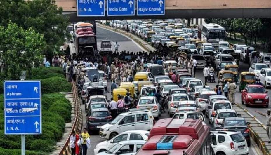 Delhi Traffic update: National capital witnesses many GRIDLOCKS on &#039;Dhanteras&#039;. Details here