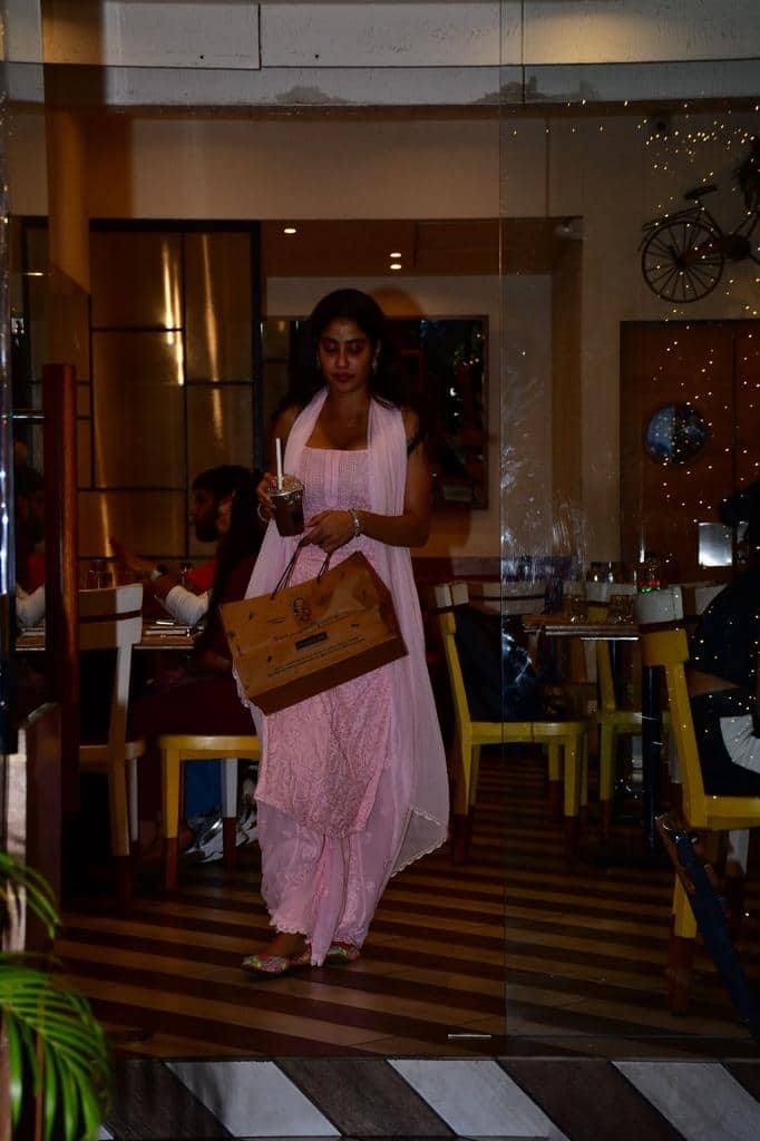 Janhvi Kapoor steps out for coffee date