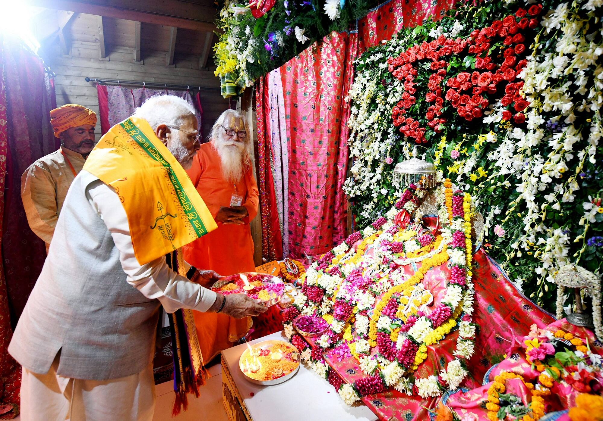 PM Modi offers prayers in Ayodhya