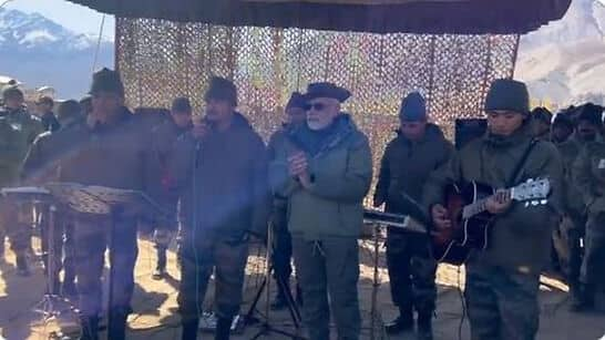 Video: PM Modi sings &#039;Maa Tujhe Salaam&#039; along with soliders at Kargil on Diwali- WATCH