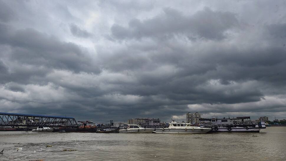 Cyclone Sitrang moves closer to West Bengal, heavy rainfall expected in THESE districts