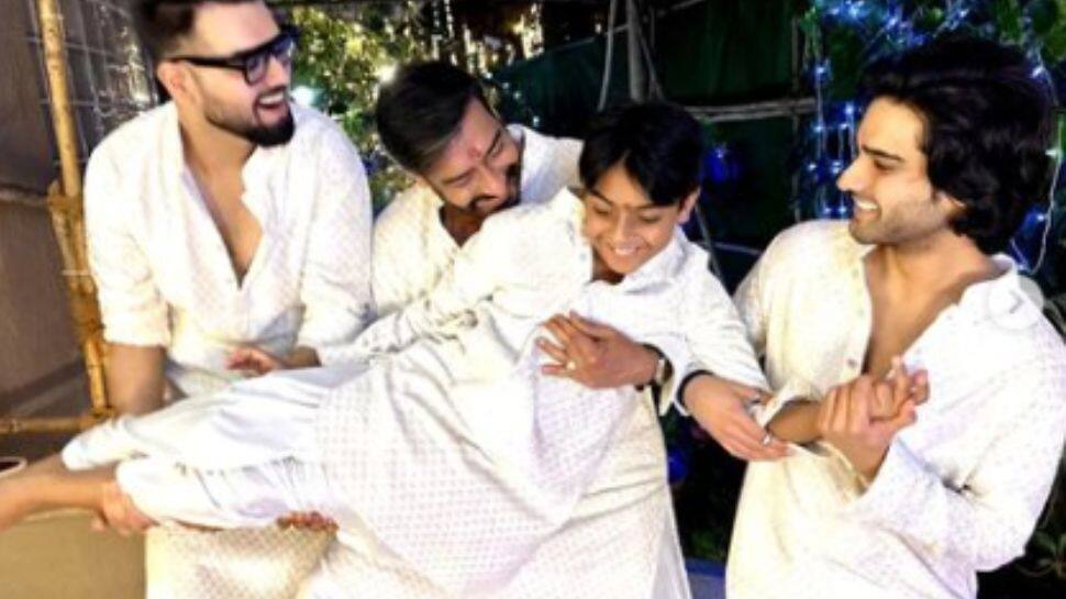 Ajay Devgn shares pics from Diwali celebration, caption reminds netizens of Amitabh Bachchan&#039;s &#039;Mohabbatein&#039;-See