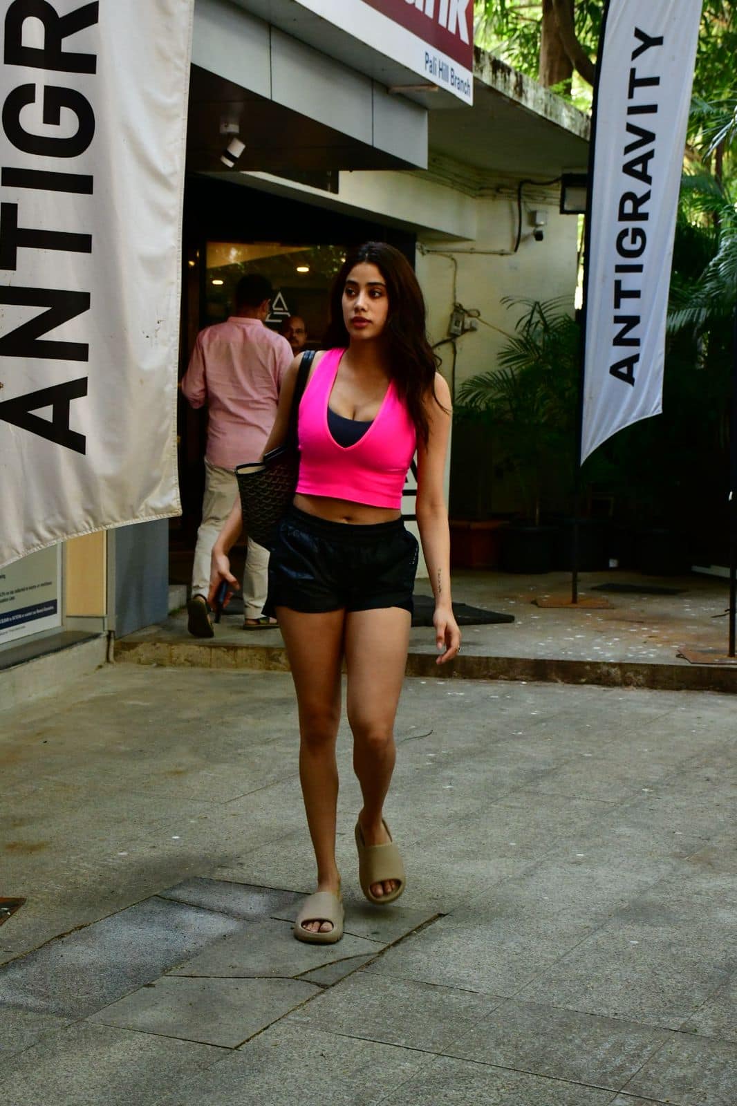Sported pink and black gym outfit