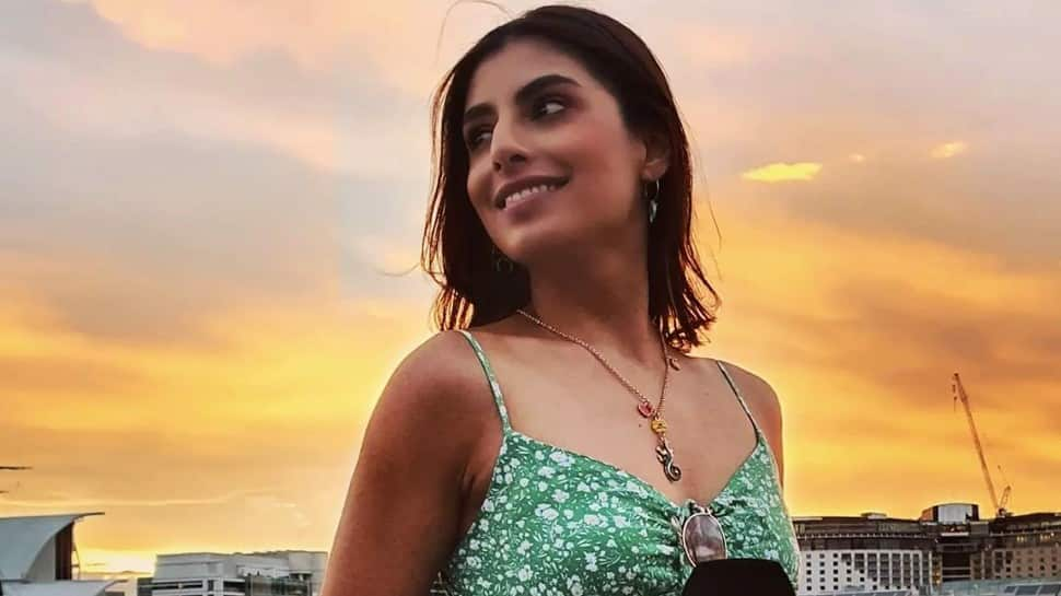 Nashpreet Singh is an Indian-born Australian model and anchor. Nashpreet was one of the anchors seen at the Sydney Cricket Ground during T20 World Cup 2022 Super 12 match between India and Netherlands on Thursday (October 27). (Source: Twitter)