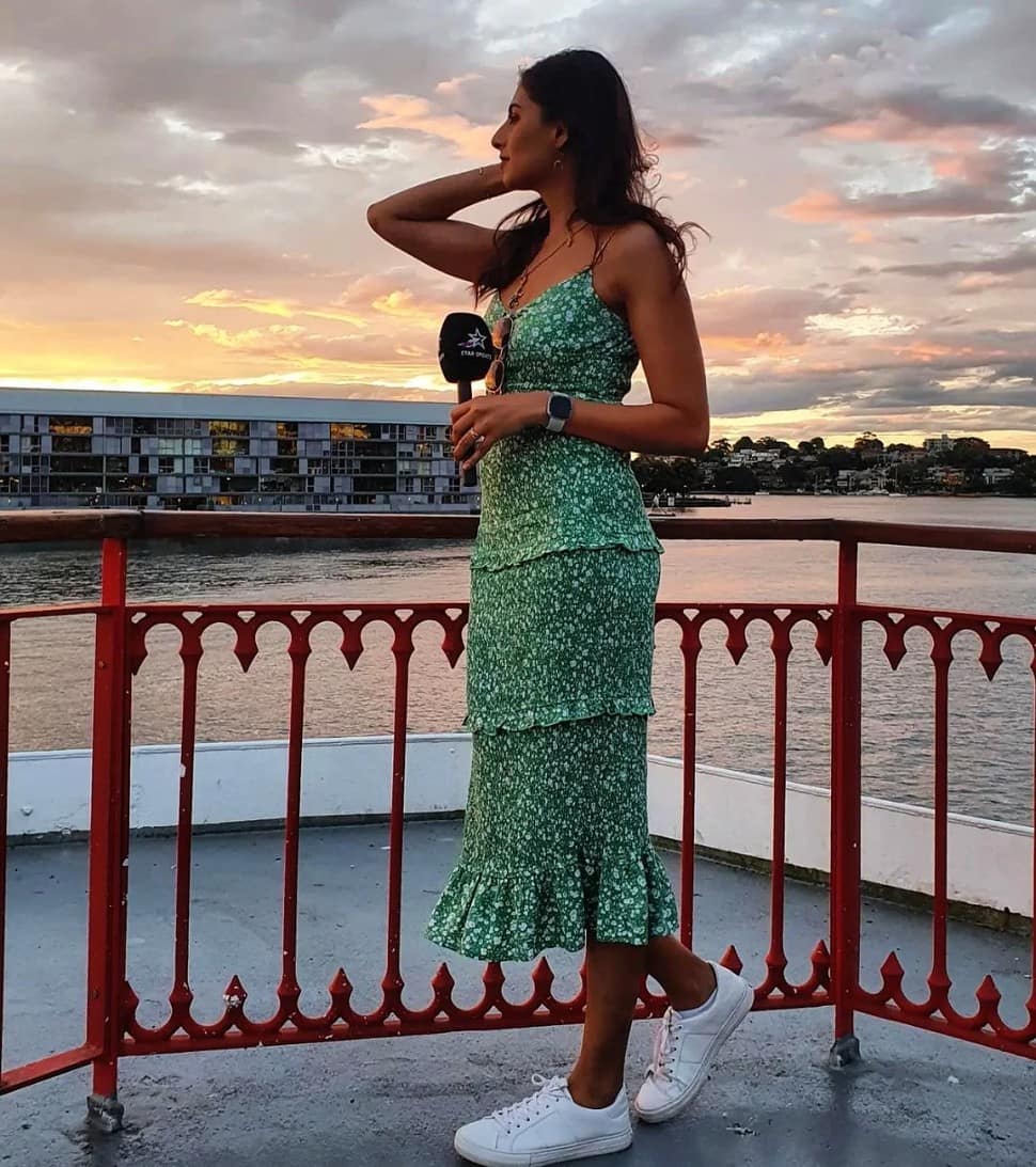 Nashpreet Singh commenced her studies in Biomedicine majoring in Pharmacological studies at the University of Melbourne. She became IPL anchor in 2020 and throughout the season, Nashpreet wowed fans with her great fashion choices, her well-toned body, and anchoring skills. (Source: Twitter)