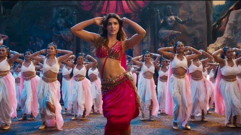 Thumkeshwari song: Kriti Sanon sets internet on fire with her moves, check out fans reactions!