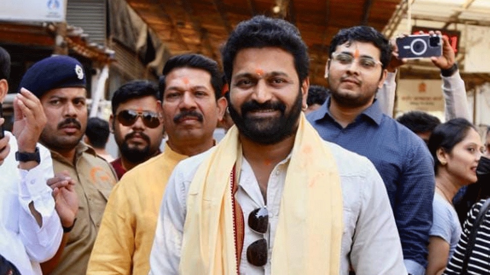 Kantara star Rishabh Shetty seeks blessings at Mumbai&#039;s Siddhivinayak Temple 