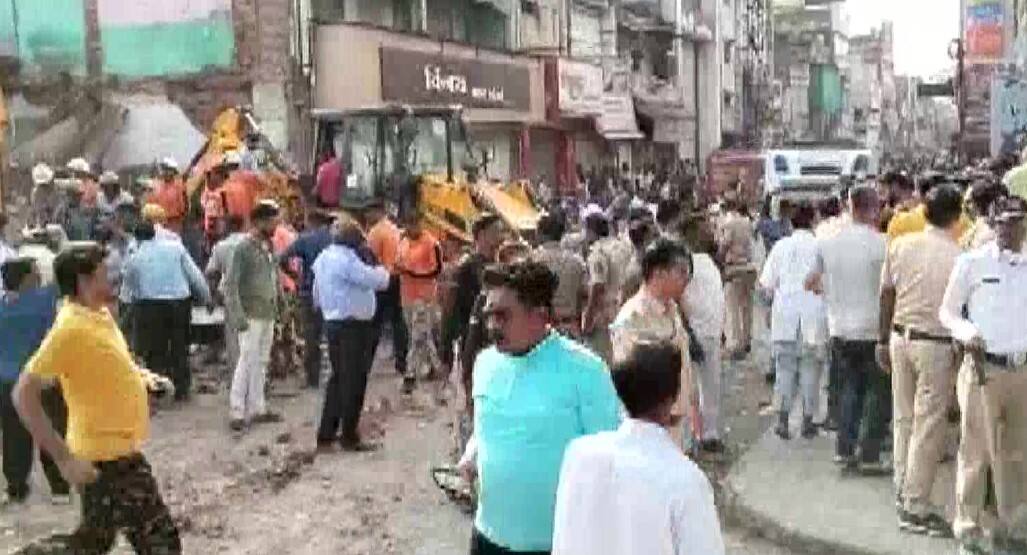 5 killed, 2 injured as old building collapses in Maharashtra&#039;s Amravati