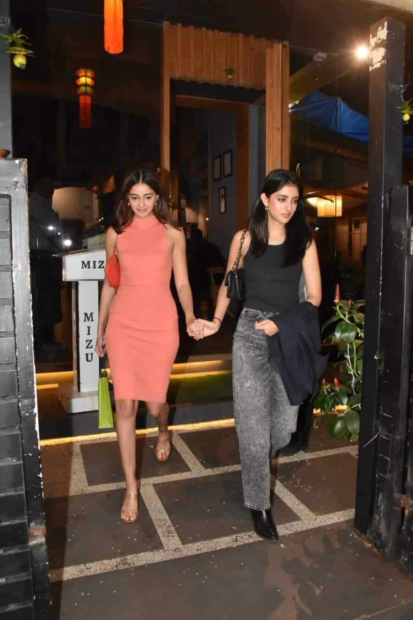 Ananya Panday-Navya Nanda walk hand-in-hand