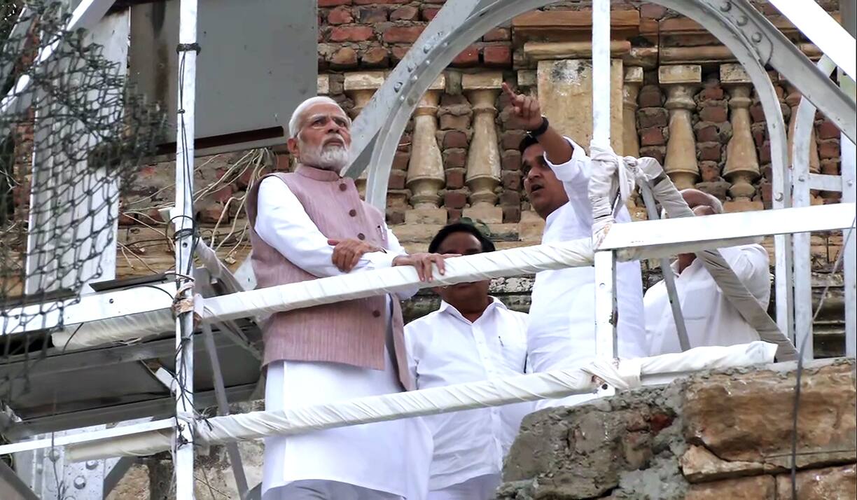 PM Modi visits collapsed site of Morbi bridge 