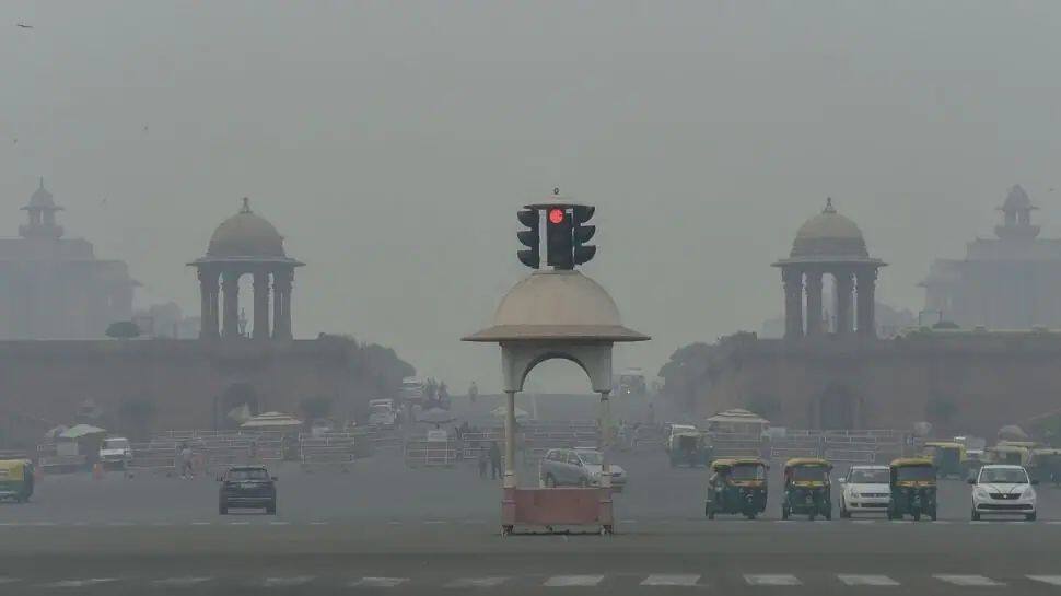 Delhi air Quality reaches &#039;Alarming Level&#039;, residents facing respiratory issues, eye irritation