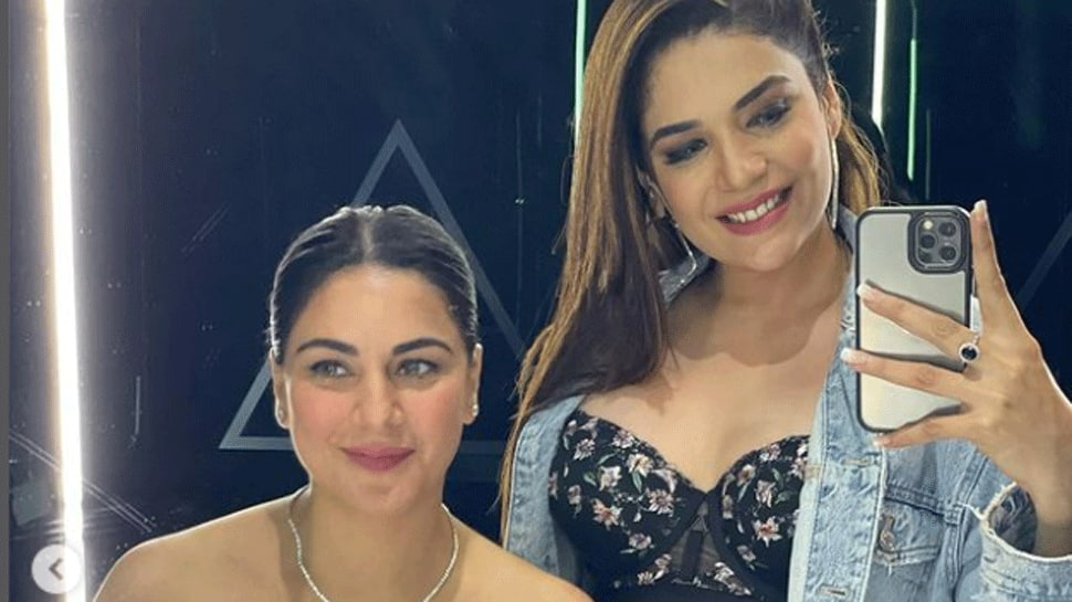 970px x 545px - HOT PIC! Kundali Bhagya's Shraddha Arya touches Anjum Fakih's breast in  mirror selfies, latter leaves strong message | People News | Zee News