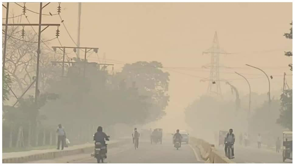 Delhi wakes up to thick smog; Noida remains in ‘severe’ category