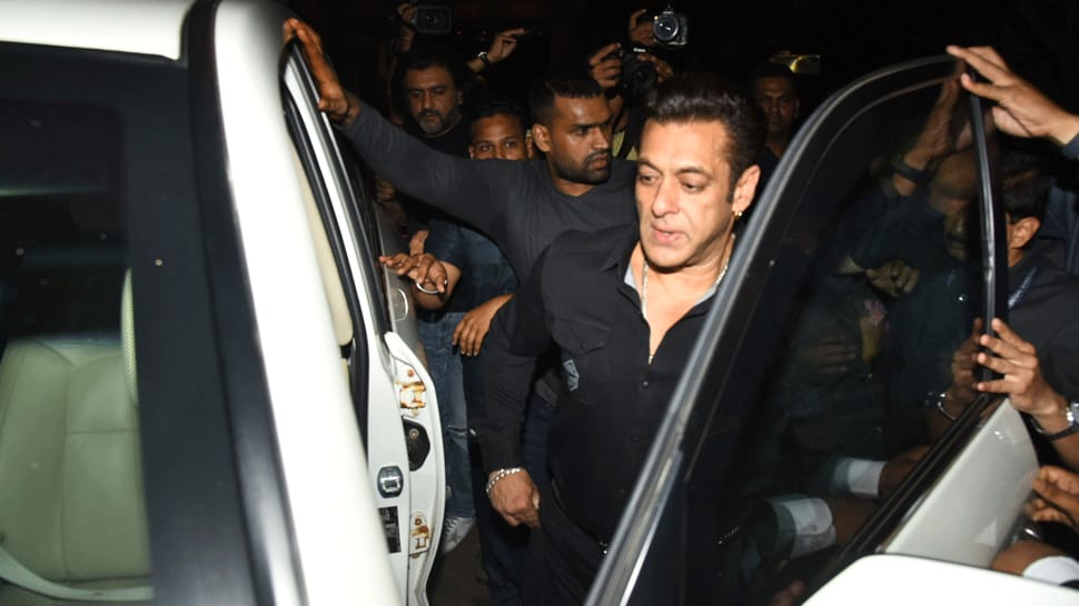 Salman Khan gets mobbed at Mahesh Manjrekar&#039;s &#039;Vedat Marathe Veer Daudle Saat&#039; launch