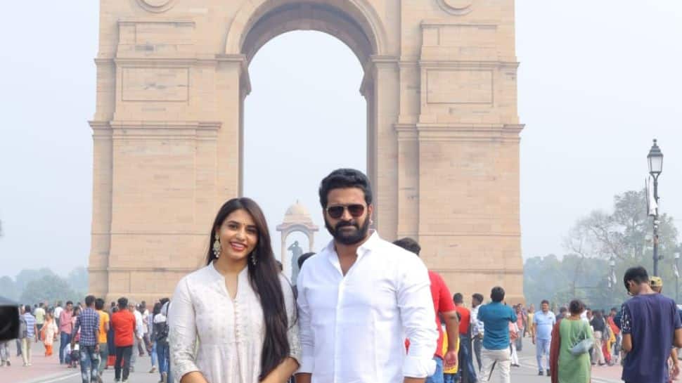 RIshab Shetty and Saptami Gowda at India Gate in Delhi as they promote  their upcoming film 'Kantara' | #watch: Rishab Shetty and Saptami Gowda at # IndiaGate in Delhi as they promote their