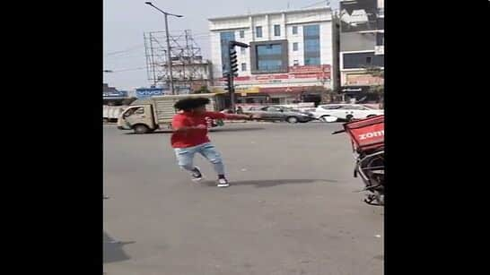 Viral Video: Zomato delivery man dancing on road to make reels goes viral, netizens react- WATCH