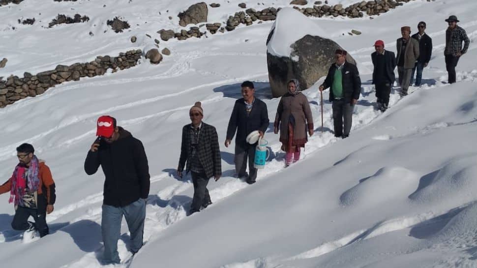 Himachal Pradesh election 2022: 83 year old woman walks 14 km in snow to cast vote in Chamba - Vimarsana News