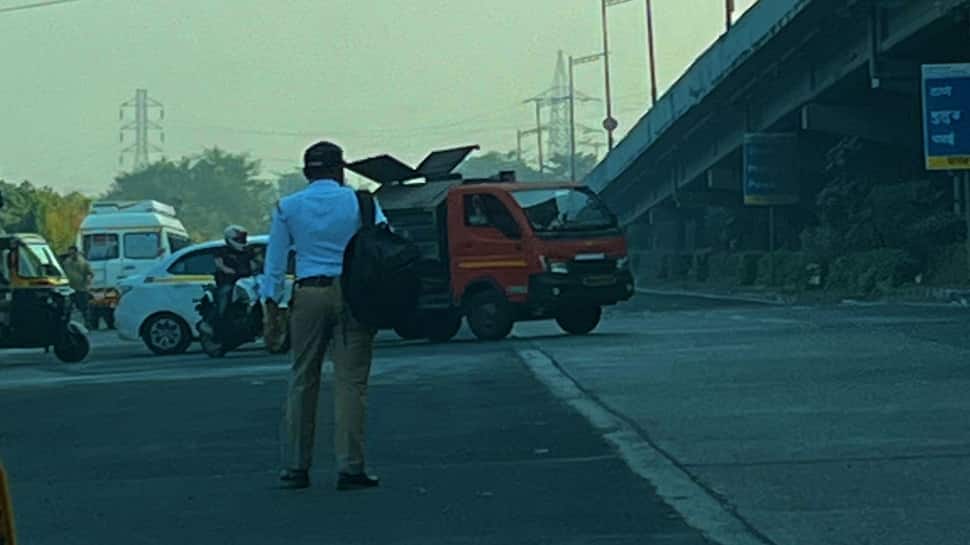 Mumbai Cop&#039;s EXEMPLARY move takes internet by storm! Solves traffic mess on his way to work