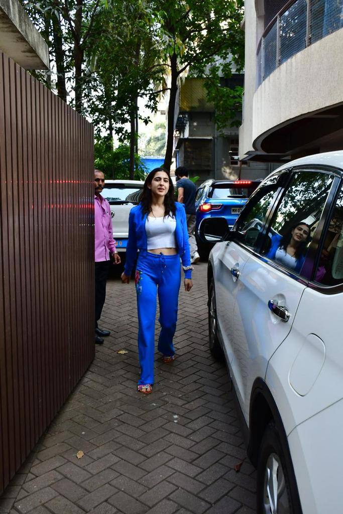 Sara Ali Khan Raises Hotness Levels In Blue Track Pants And Jacket 