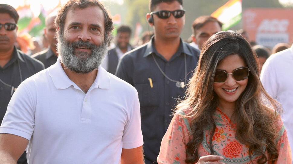 After Pooja Bhatt, actor Riya Sen joins Rahul Gandhi&#039;s &#039;Bharat Jodo Yatra&#039; in Maharashtra