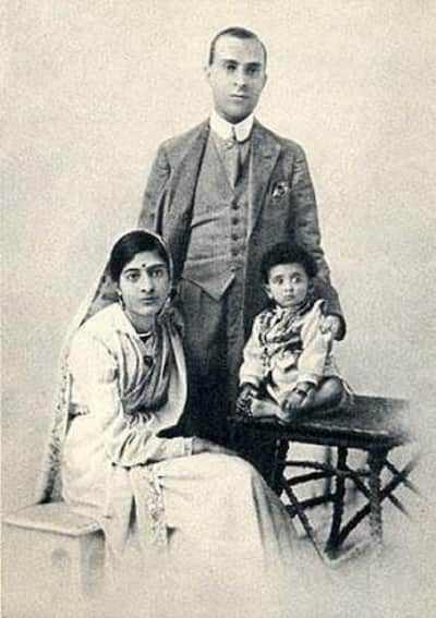 Indira Gandhi with parents Jawaharlal Nehru and Kamala Nehru