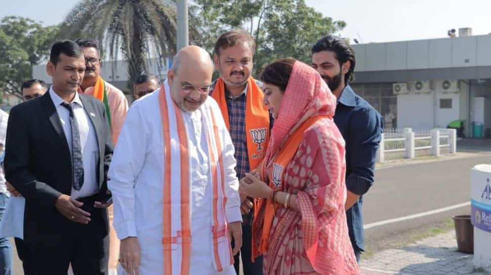 Gujarat Elections 2022: Amit Shah meets Ravindra Jadeja, BJP candidate Rivaba  Jadeja at Jamnagar airport | India News | Zee News