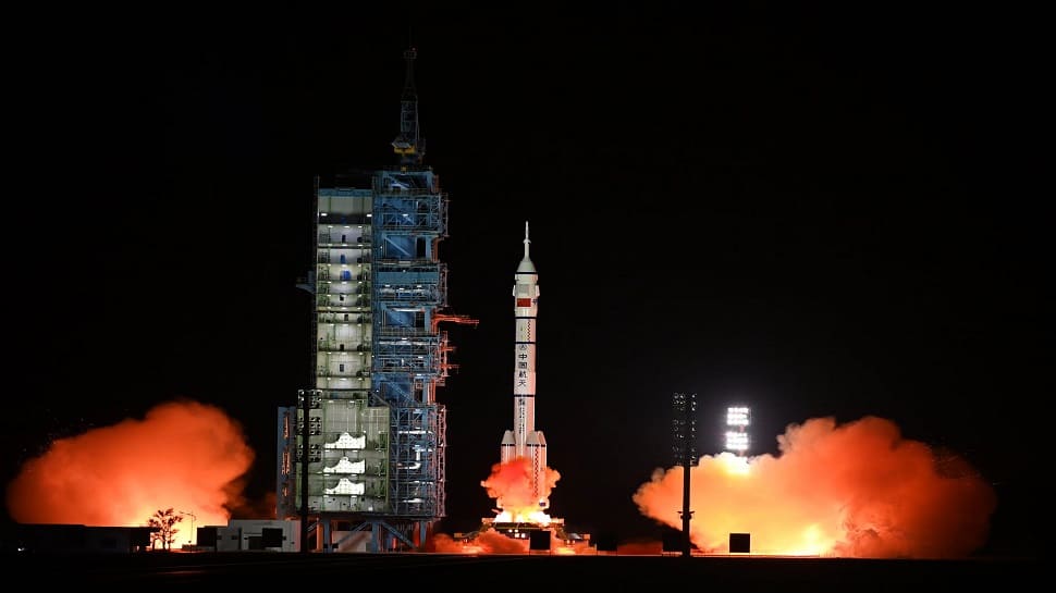 चीन ने अपने निर्माणाधीन अंतरिक्ष स्टेशन के लिए तीन अंतरिक्ष यात्रियों को सफलतापूर्वक लॉन्च किया