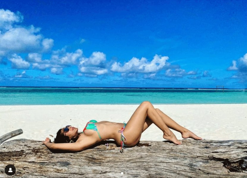 Sophie Choudry's alluring look in bikini 