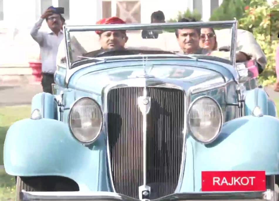 Royal family arrives in vintage car to cast votes 