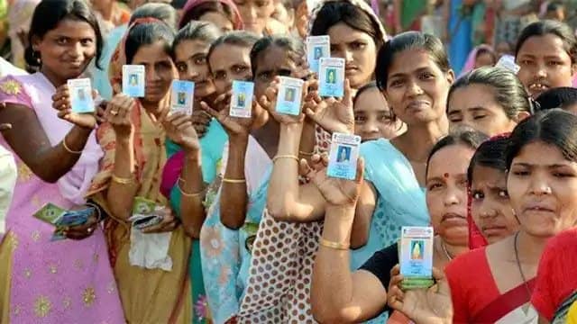 Gujarat Election 2022: First round, on which side voters? Watch live report of Zee News from ground zero | Zee News